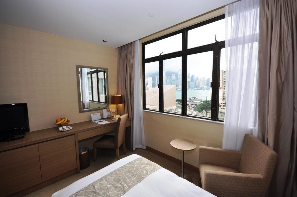Quarto Queen ou com 2 Camas de Solteiro e Vista Parcial do Porto