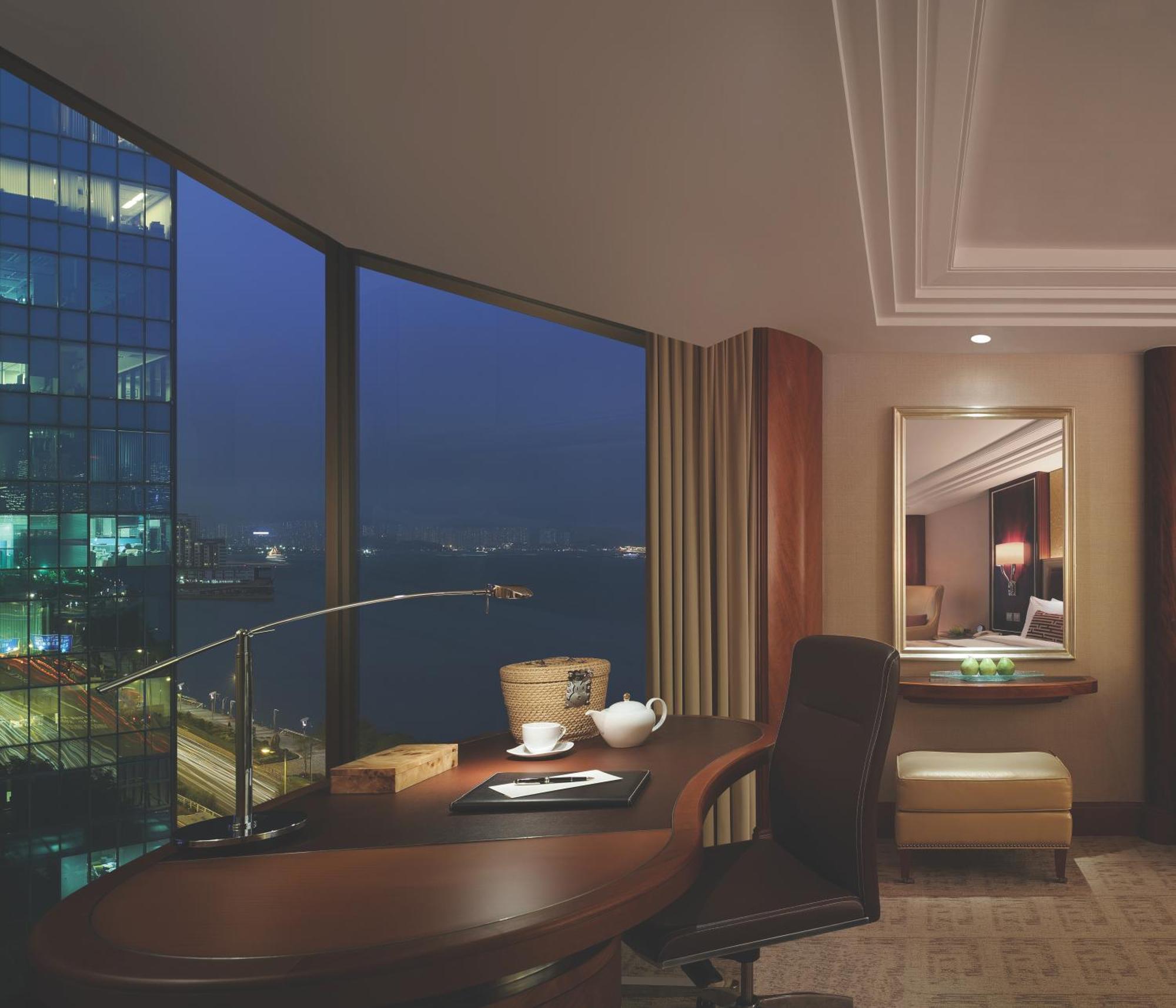 Horizon Club Zweibettzimmer mit seitlichem Hafenblick und Horizon Club-Vorteilen