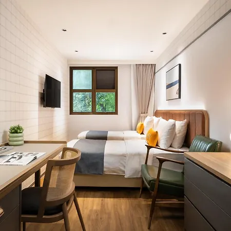 Dash Living On Hollywood-3
